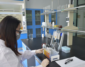 旋轉(zhuǎn)比色皿設計